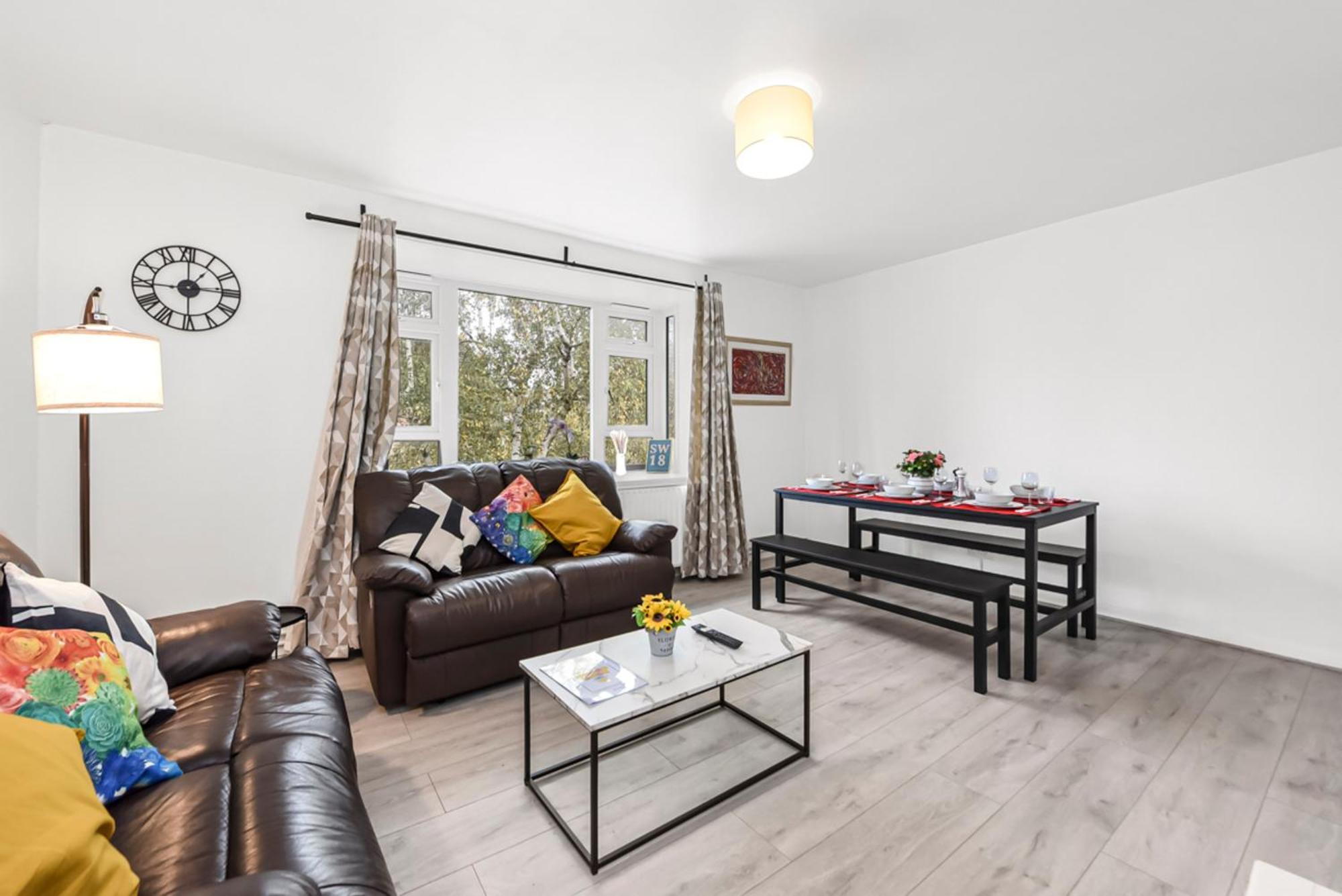 3 Bedroom Flat In Wandsworth *