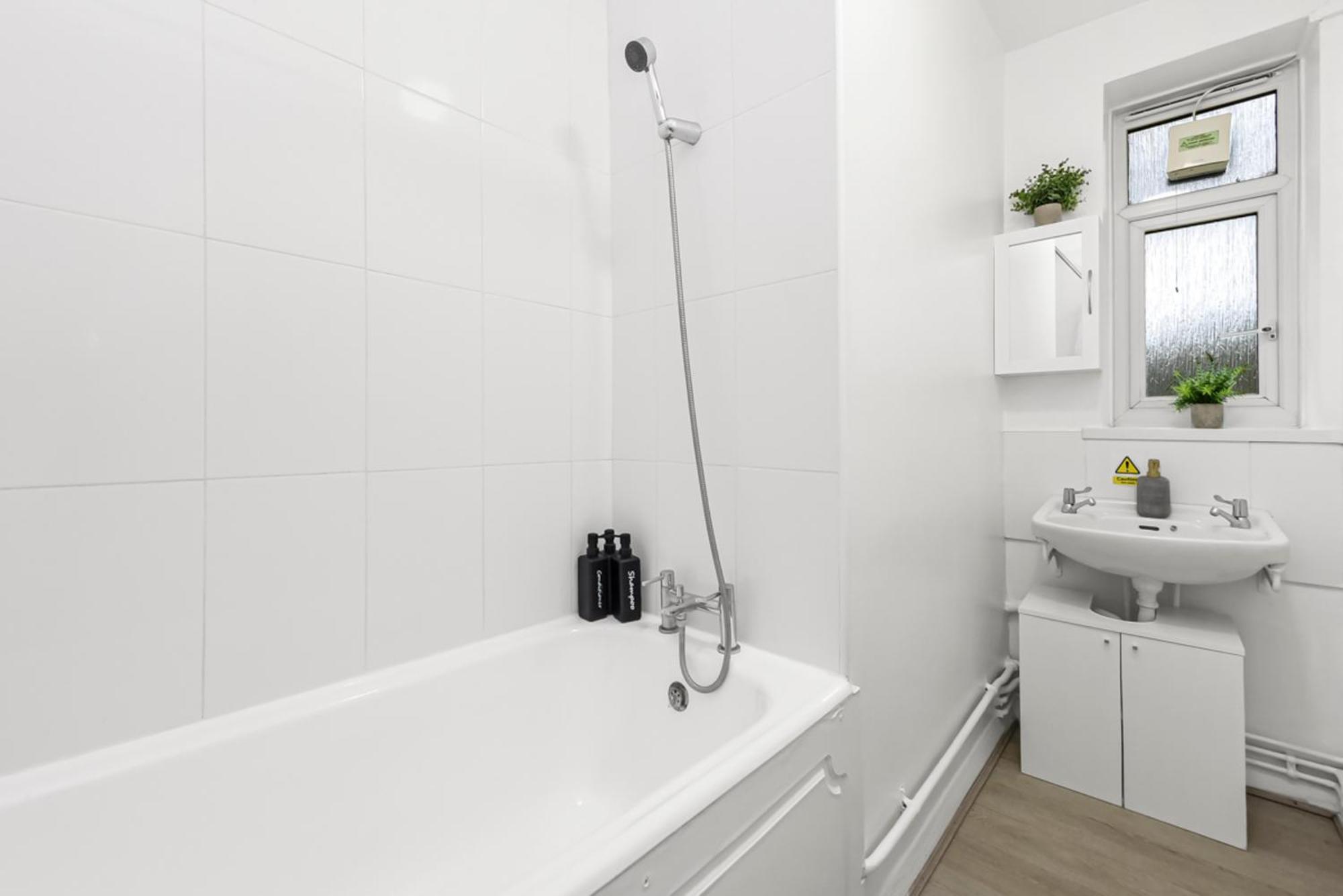 3 Bedroom Flat In Wandsworth *